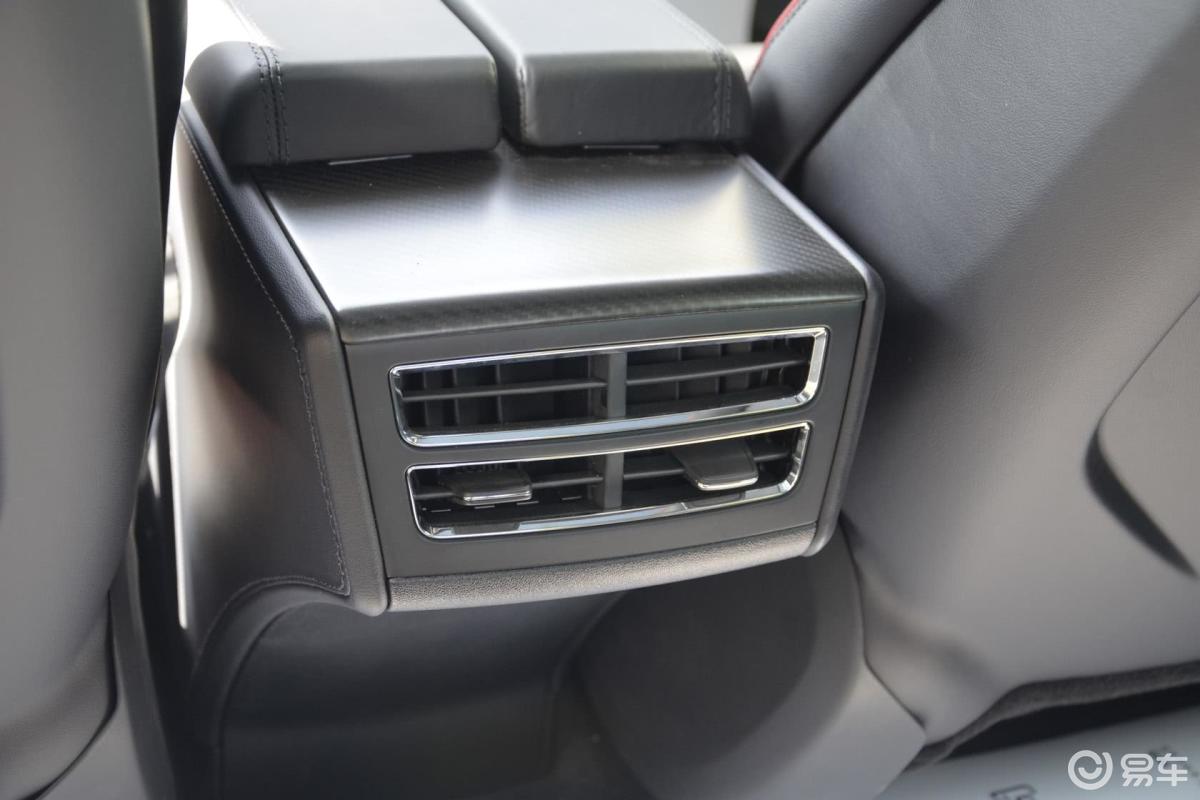 后排出风口(中央)