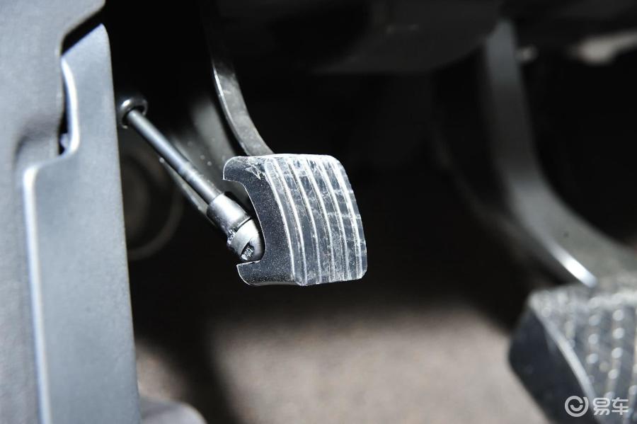 【奥迪q72014款35 tfsi quattro 越野型驻车制动(手刹,电子,脚刹)汽车