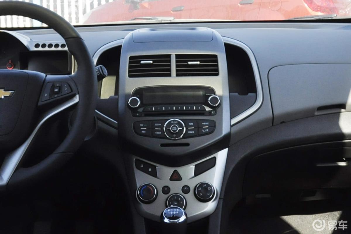 【爱唯欧2011款两厢 1.