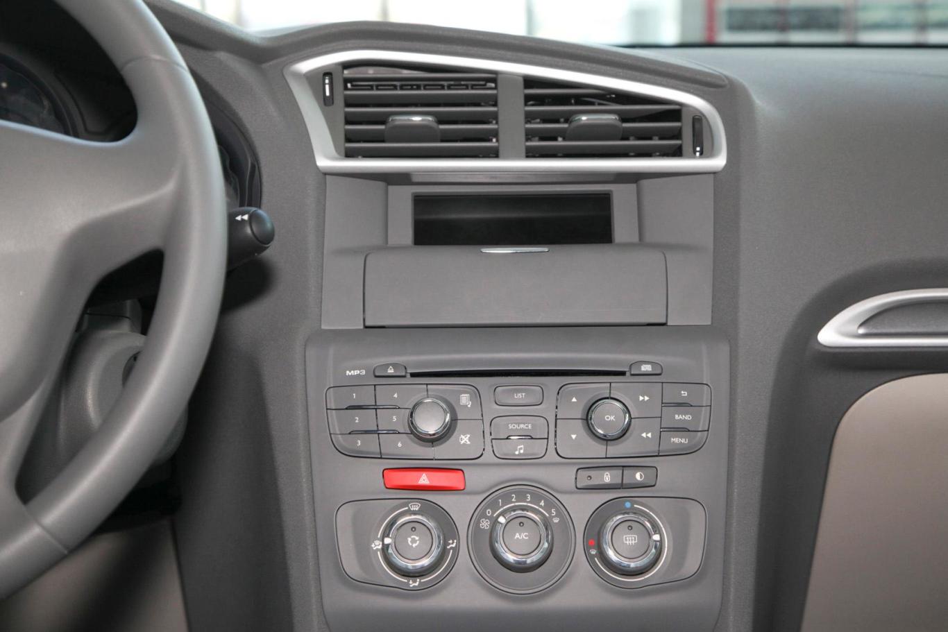 雪铁龙c4l1.6l 手动 劲享版中控台整体