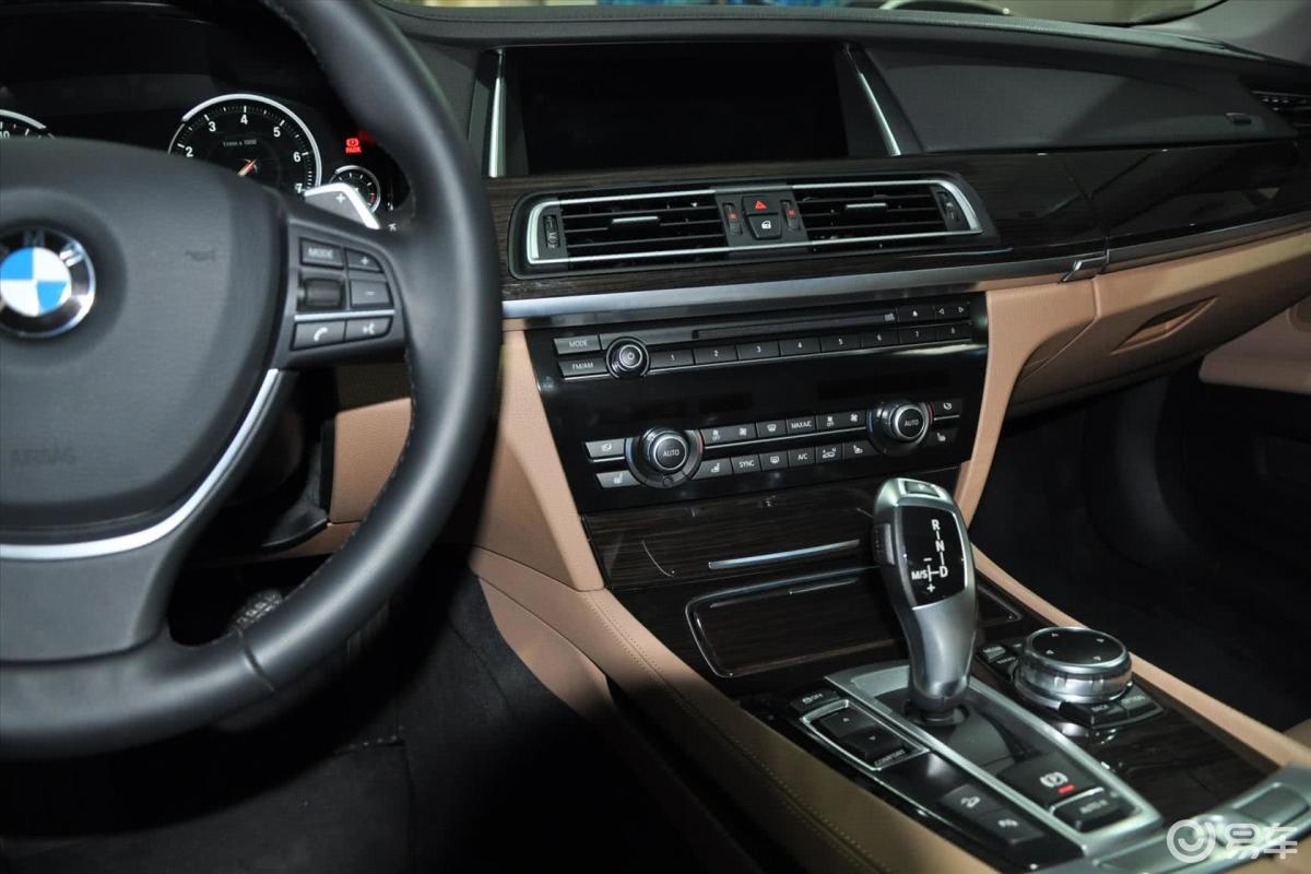 【宝马7系2013款740li xdrive中控台驾驶员方向汽车图片-汽车图片大全