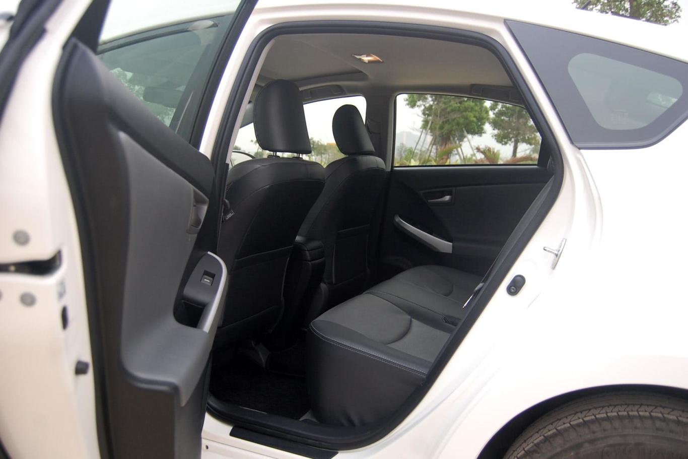 普锐斯1.8l cvt 豪华先进版后排空间体验