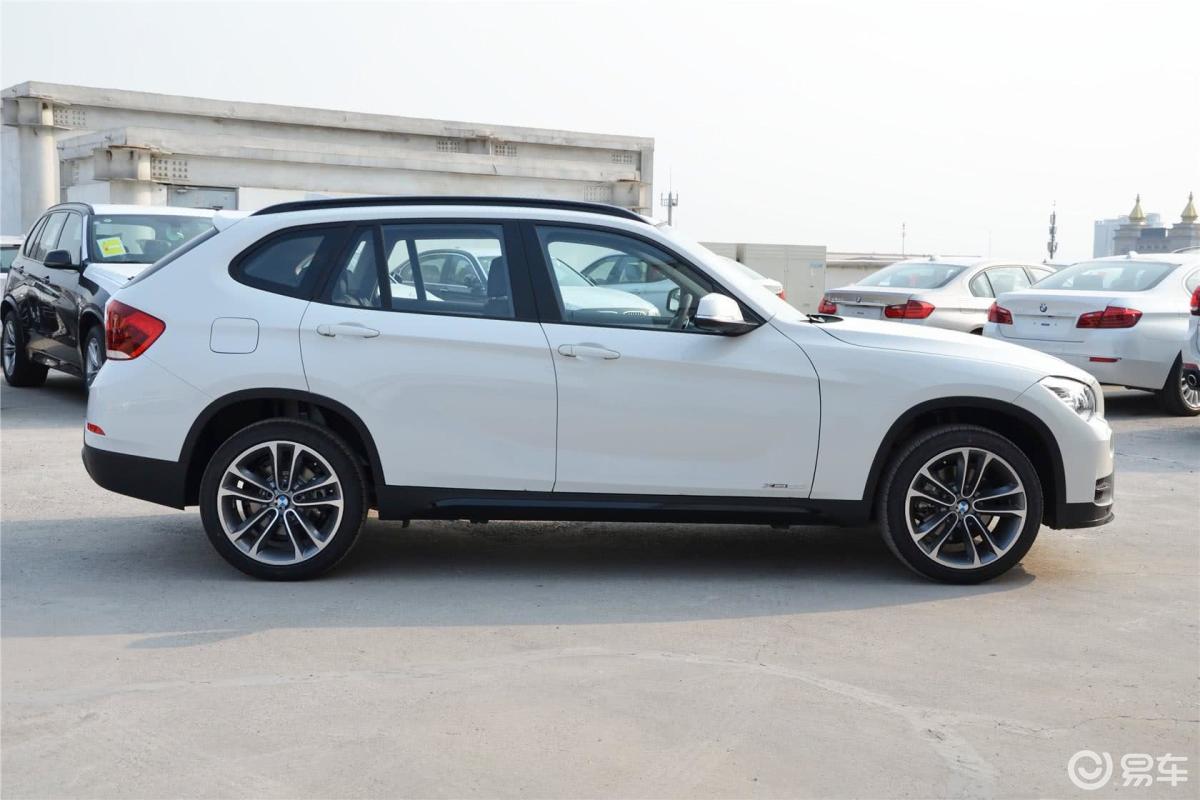 【宝马x12014款xdrive20i 运动设计套装正侧车头向右水平汽车图片
