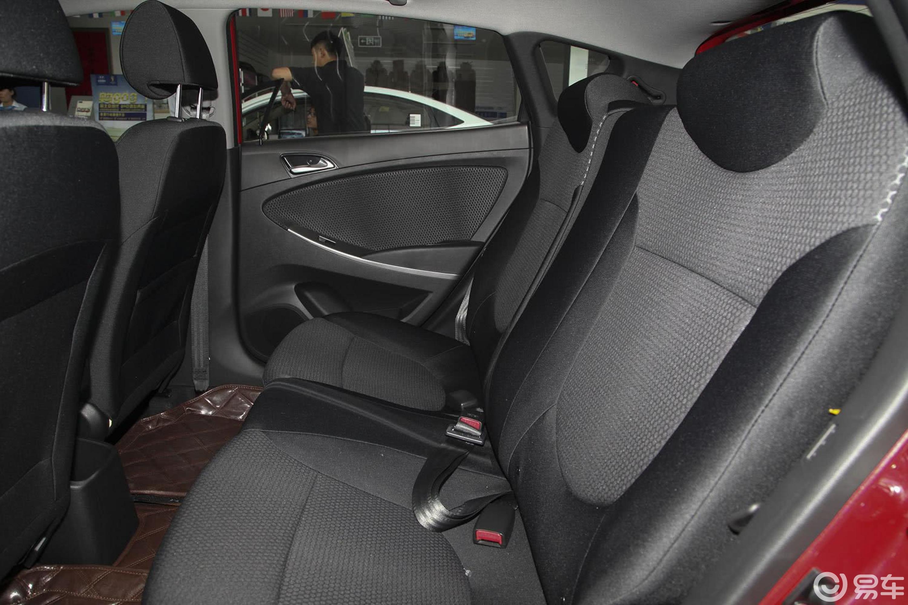 【瑞奕2014款1.4 top at后排空间体验汽车图片-汽车图片大全】-易车