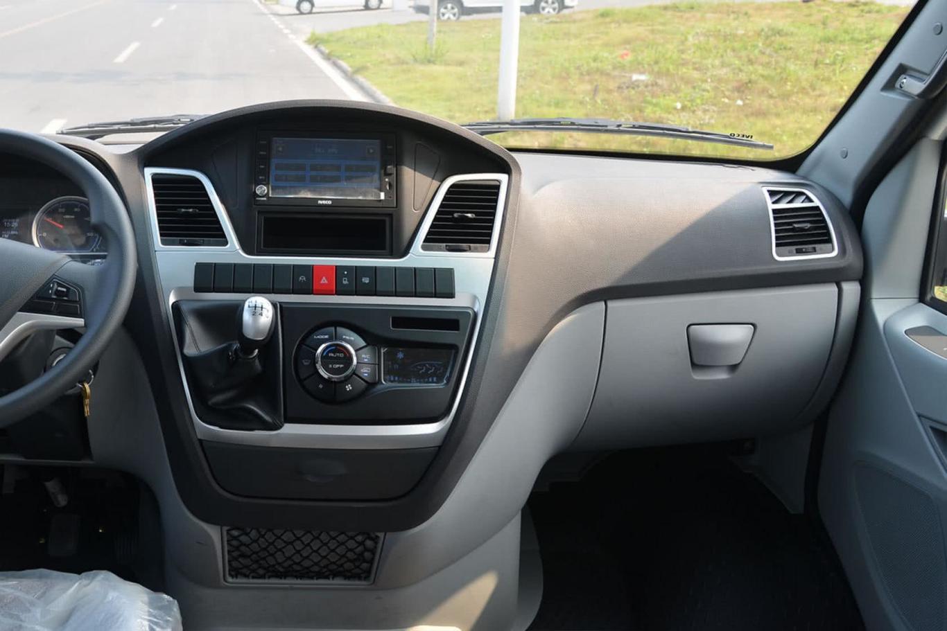 依维柯褒迪a36 3.0l标准版 11座中控台整体