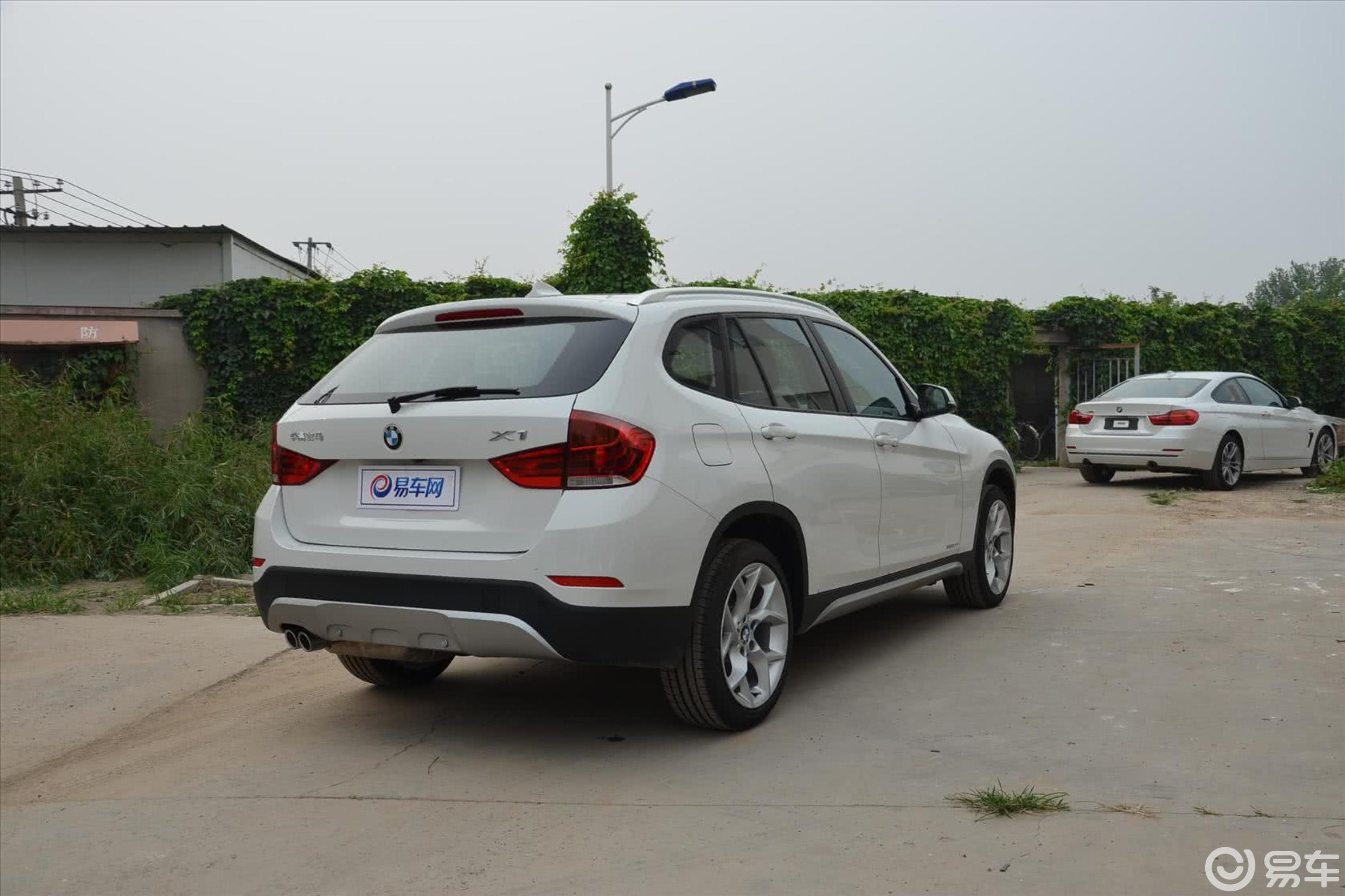 【宝马x12014款xdrive20i x设计套装侧后45度车头向右水平汽车图片