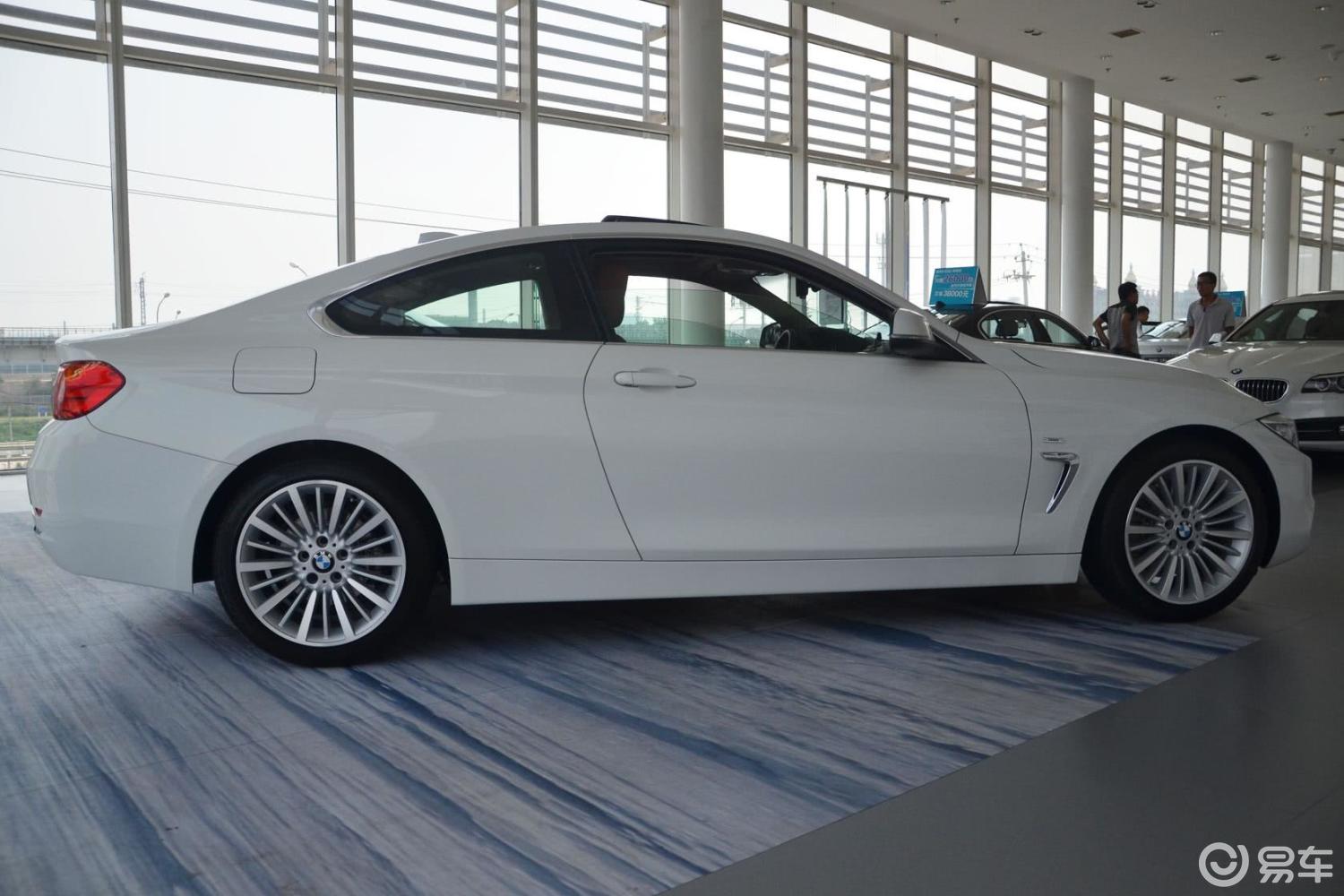 【宝马4系2014款双门轿跑车 428i xdrive 豪华设计套装侧后45度车头