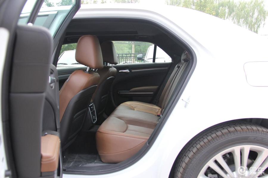 克莱斯勒300c 后排空间图