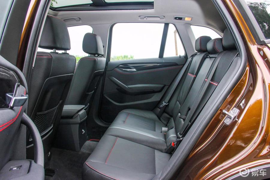 宝马x1 后排空间图
