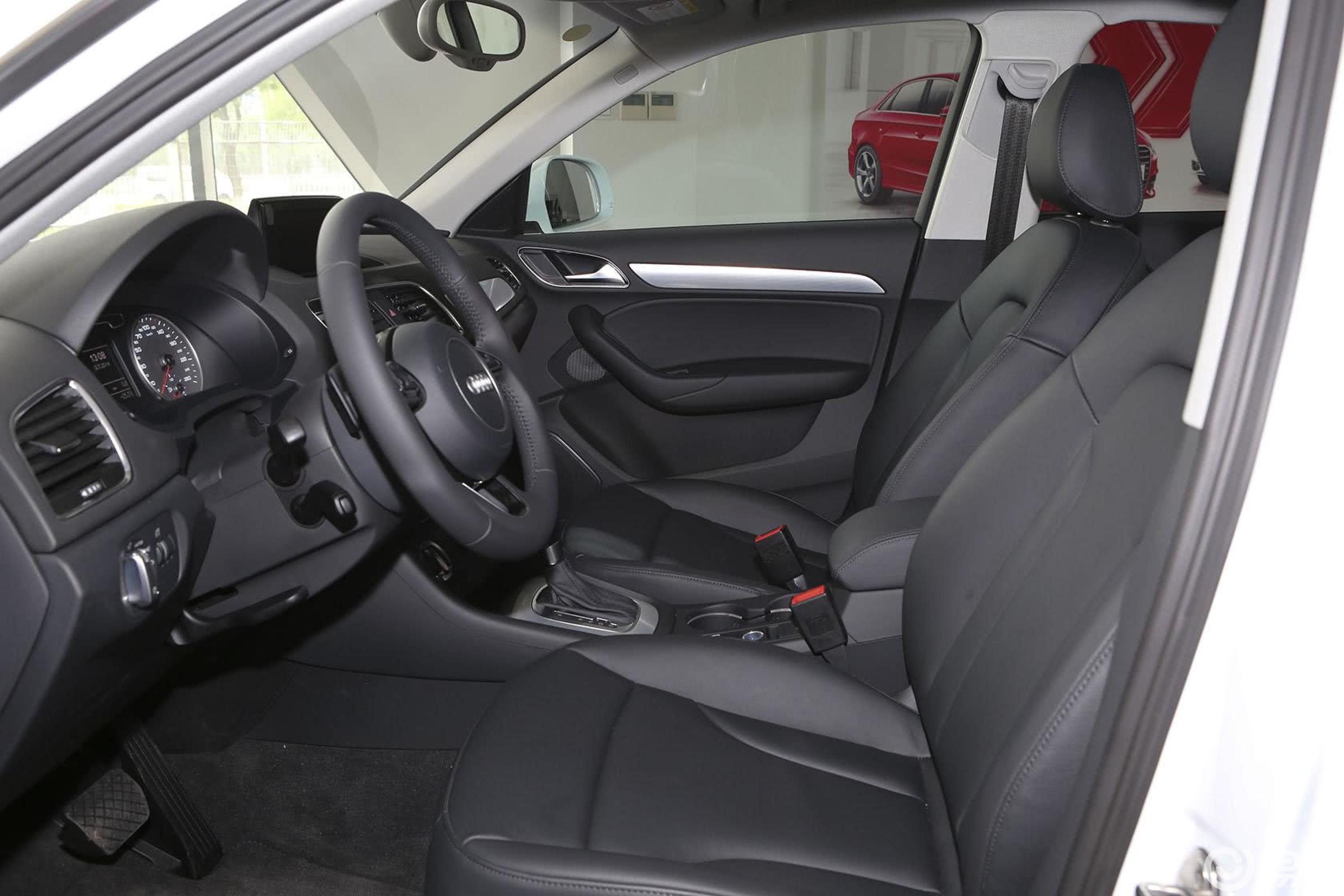 【奥迪q32013款35tfsi 舒适型前排空间汽车图片-汽车图片大全】-易车