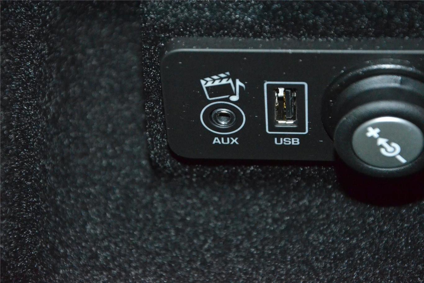 揽胜极光(进口)2.0t 5门耀动版usb接口