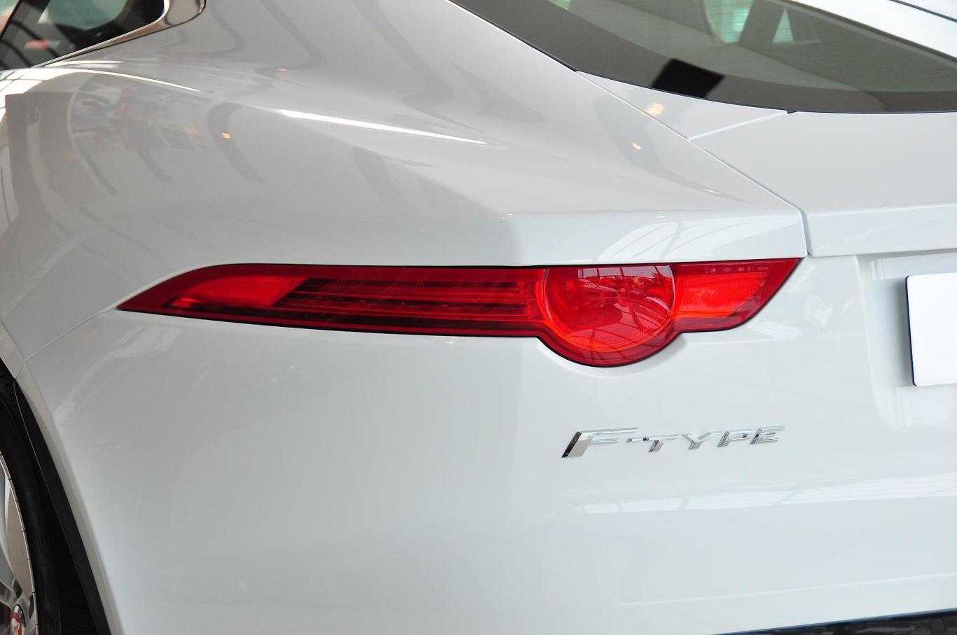 捷豹f-type3.0t v6 s coupe尾灯侧45度俯拍