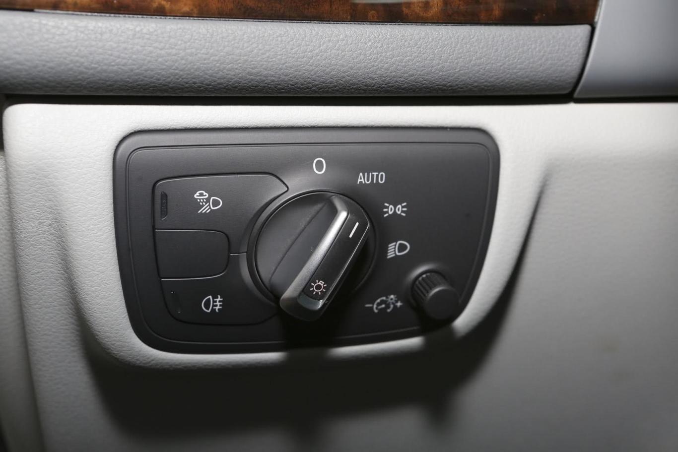 奥迪a640 hybrid大灯开关