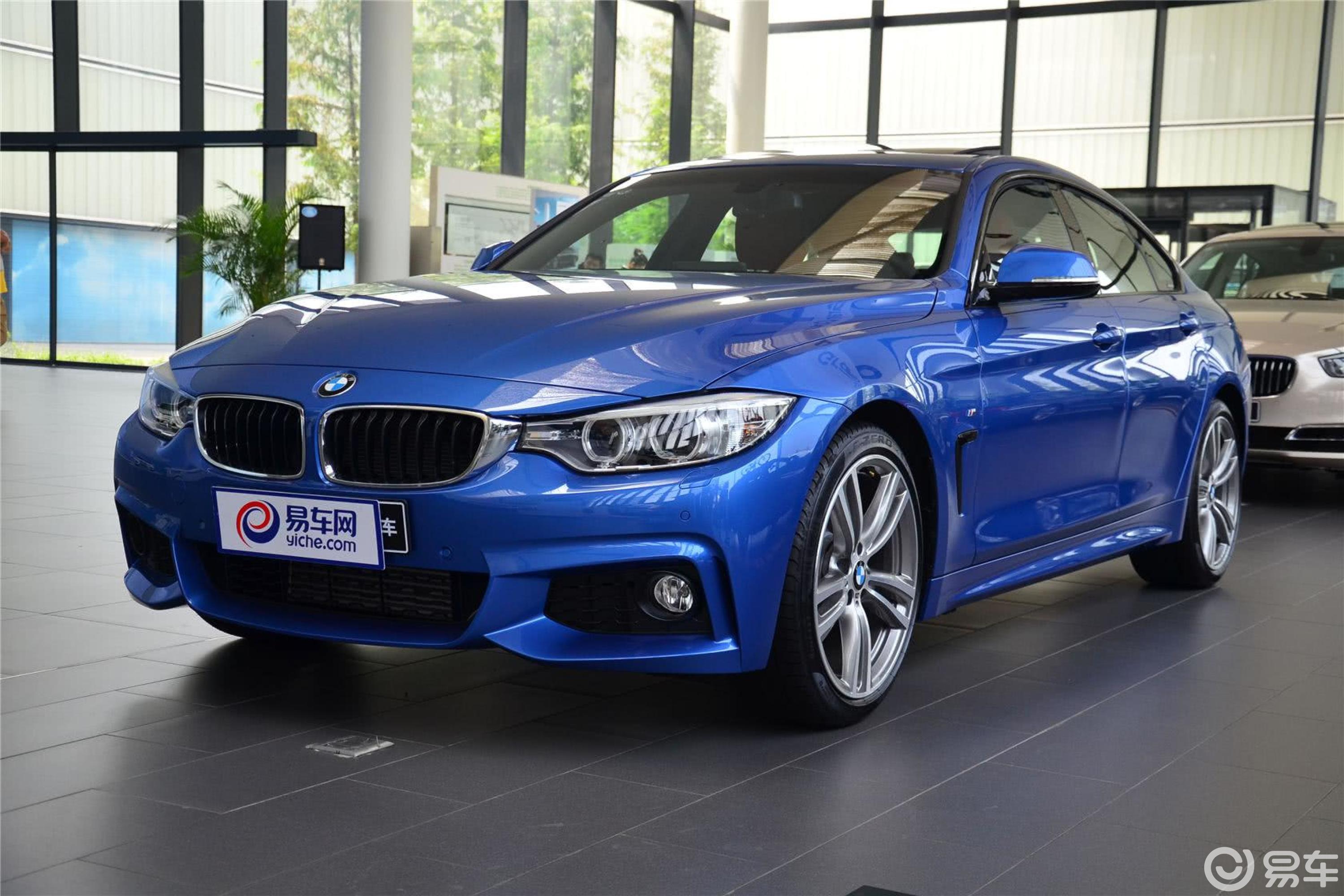 【宝马4系2014款四门轿跑车 428i 设计套装型侧前45度车头向左水平