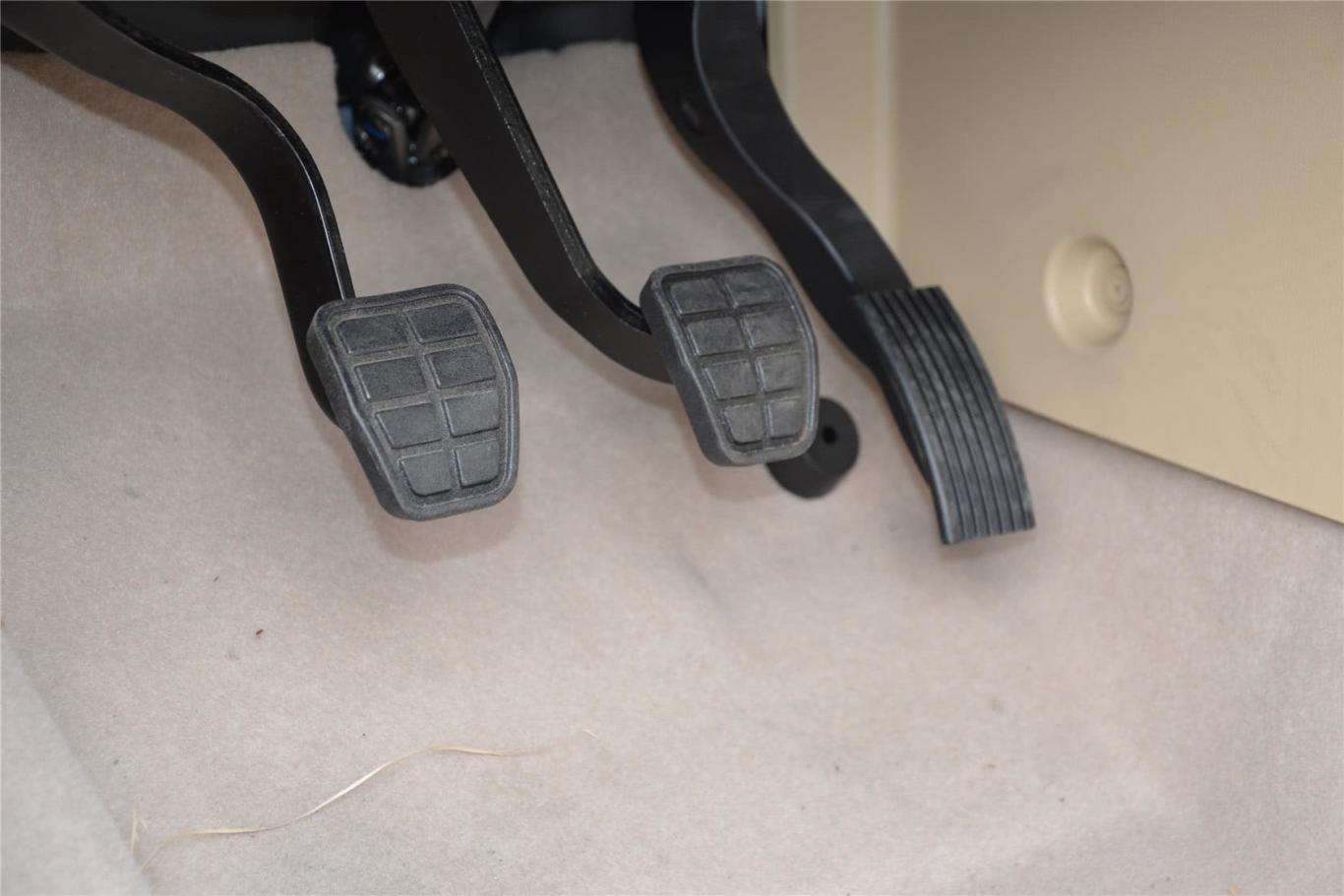 北京汽车e系列三厢 1.5l 手动 乐天天窗版脚踏板