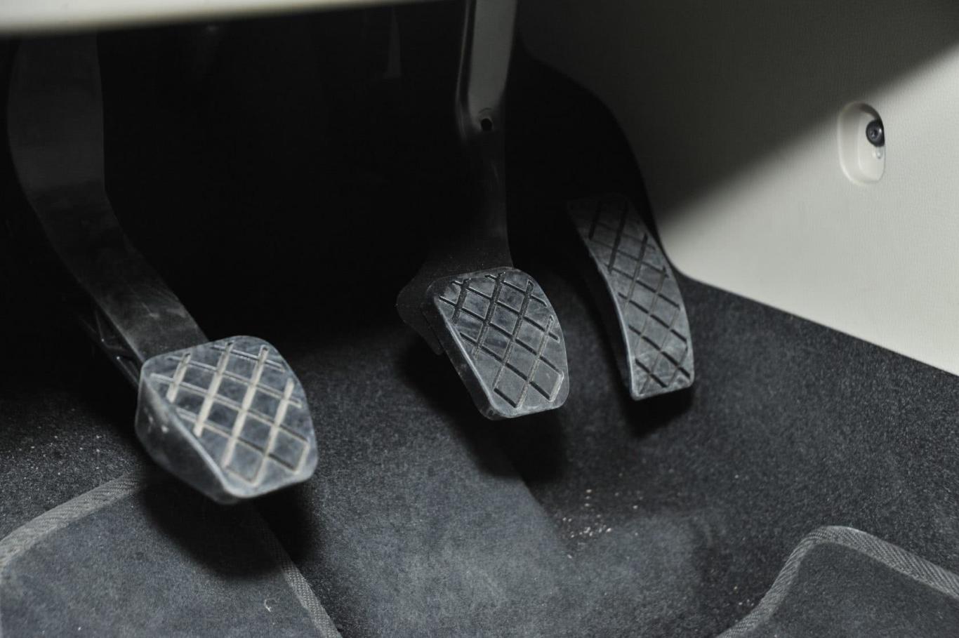 明锐1.6l 手动逸俊版脚踏板