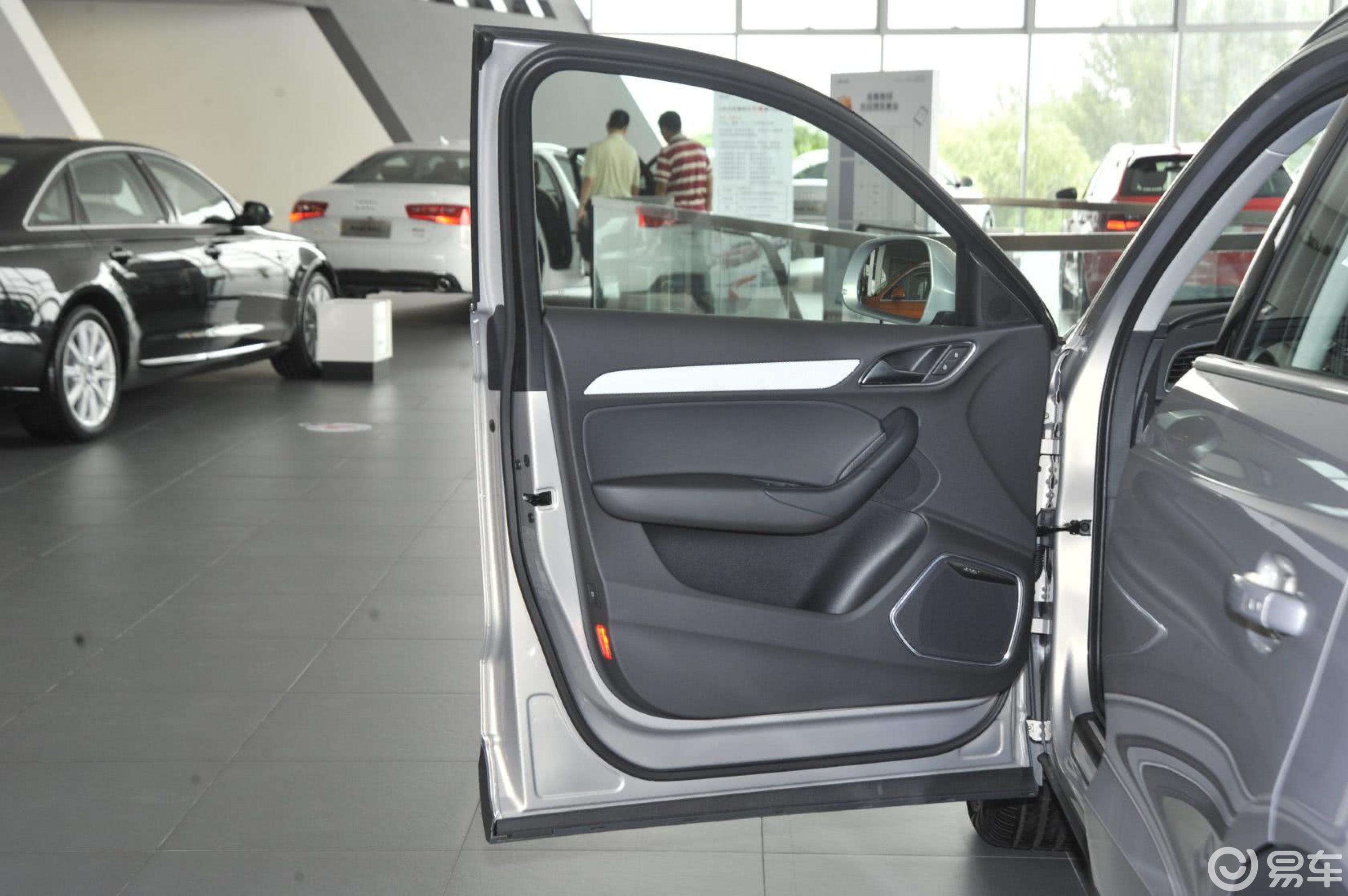 【奥迪q32012款40 tfsi 运动型驾驶员侧车门内门板汽车图片-汽车图片