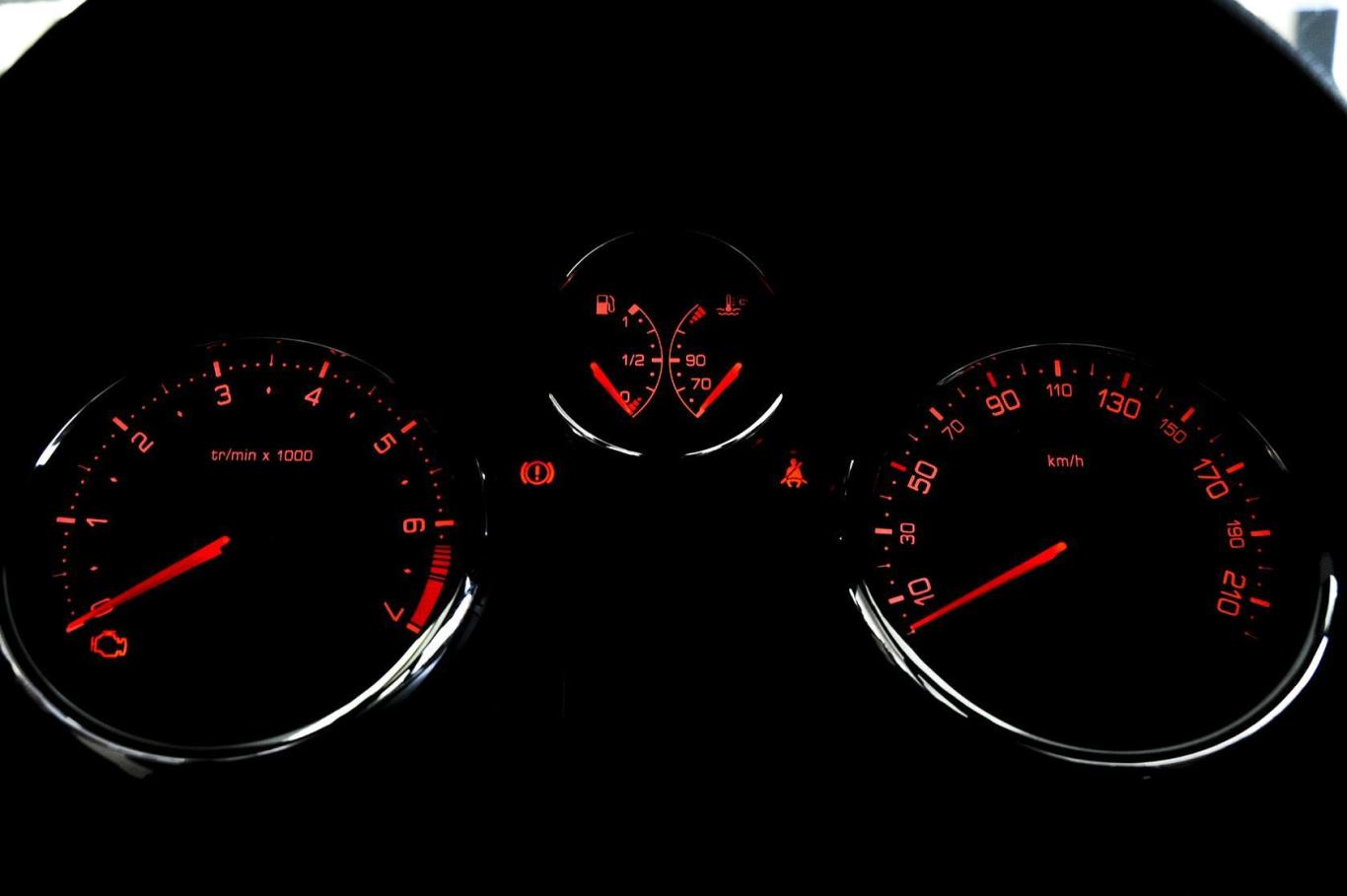 标致207(进口)cc 1.6l 自动 时尚版 罗兰加洛斯版仪表盘背光显示