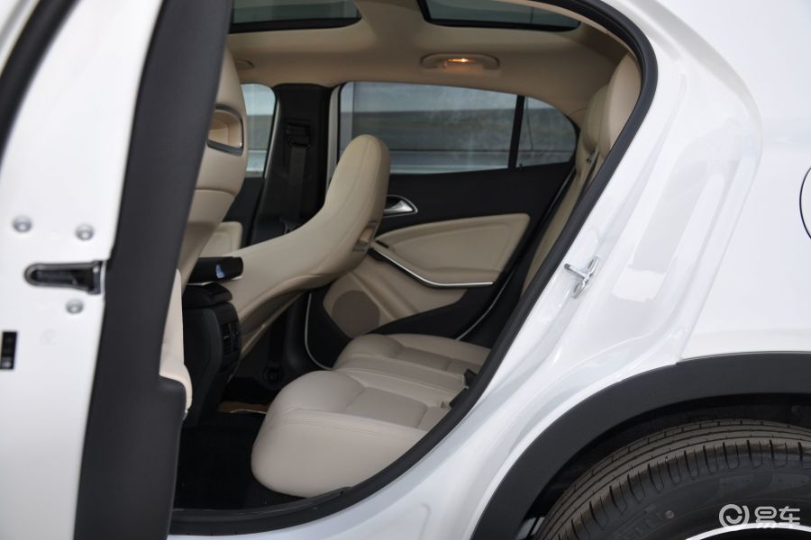 【奔驰gla级2015款200 动感型后排空间汽车图片-汽车图片大全】-易车