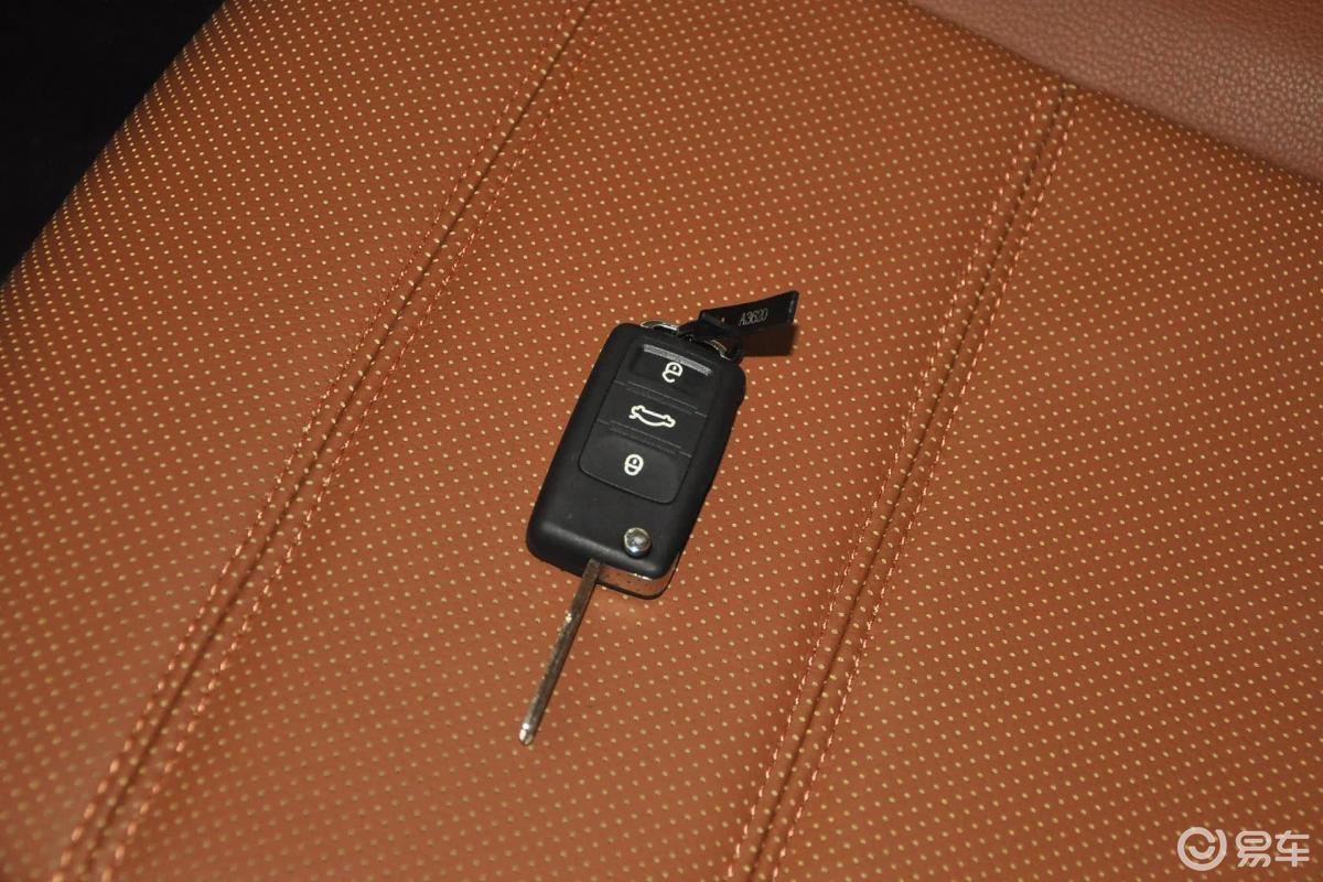 【野马t702015款1.8l mt 豪华型钥匙汽车图片-汽车图片大全】-易车