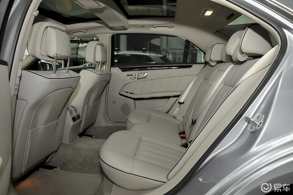 【奔驰e级2015款e 320 l 4matic 轿车后排空间体验汽车图片-汽车图片