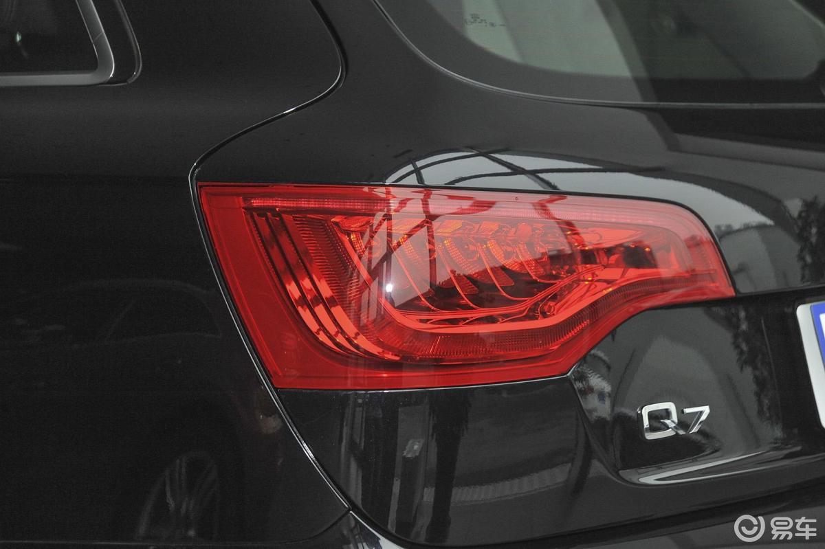 【奥迪q72015款35 tfsi quattro 进取型尾灯侧45度俯拍汽车图片-汽车