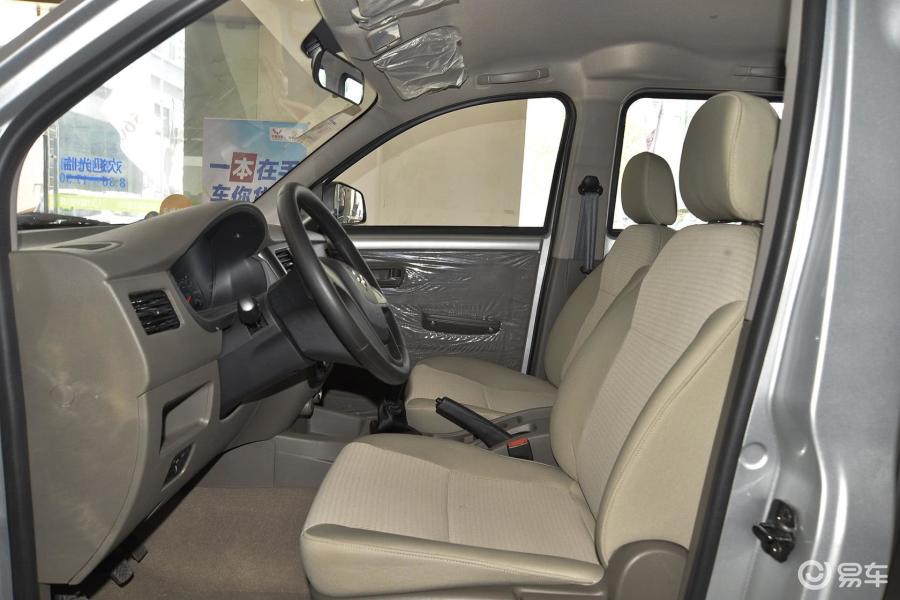 五菱荣光v 前排空间图