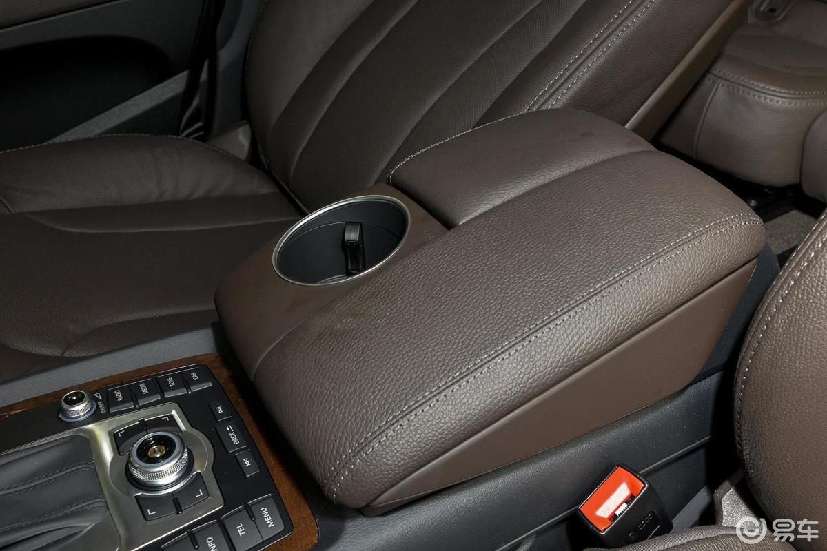 【奥迪q72015款35 tfsi quattro 进取型前排中央扶手箱汽车图片-汽车