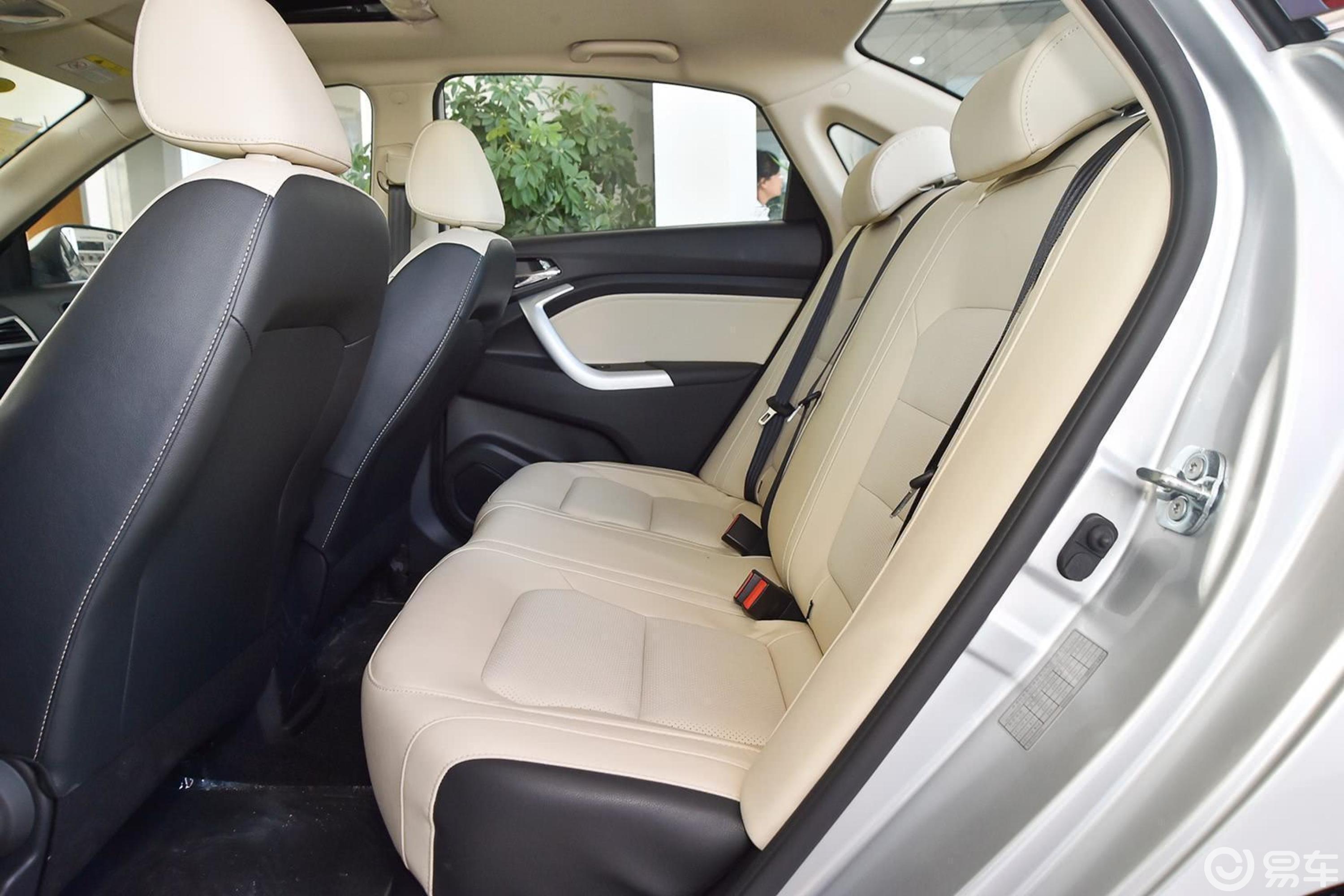 6l 手动 乐享型 国4后排空间体验汽车图片-汽车图片大全】-易车