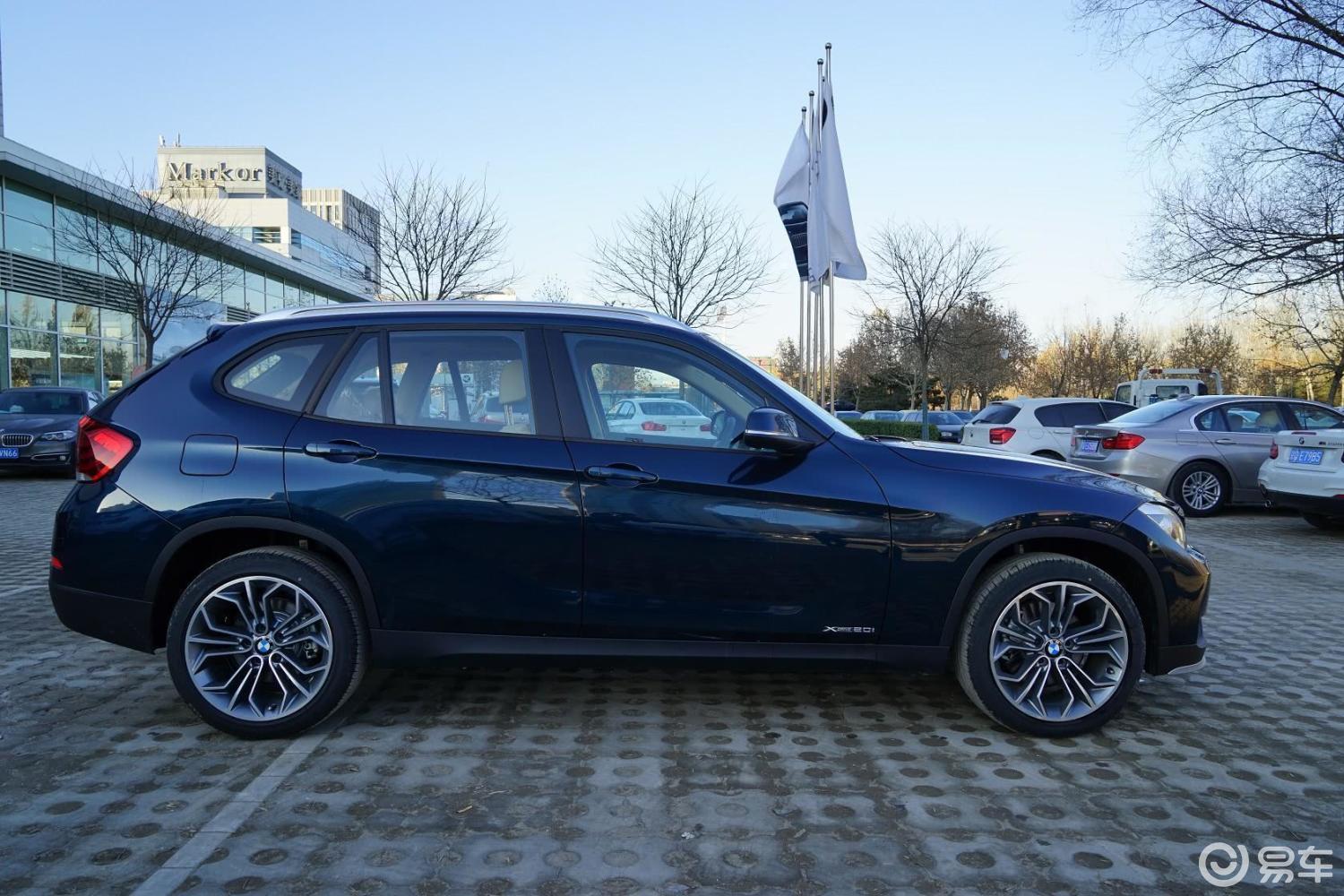 【宝马x12015款xdrive20i 时尚晋级版正侧车头向右水平汽车图片-汽车