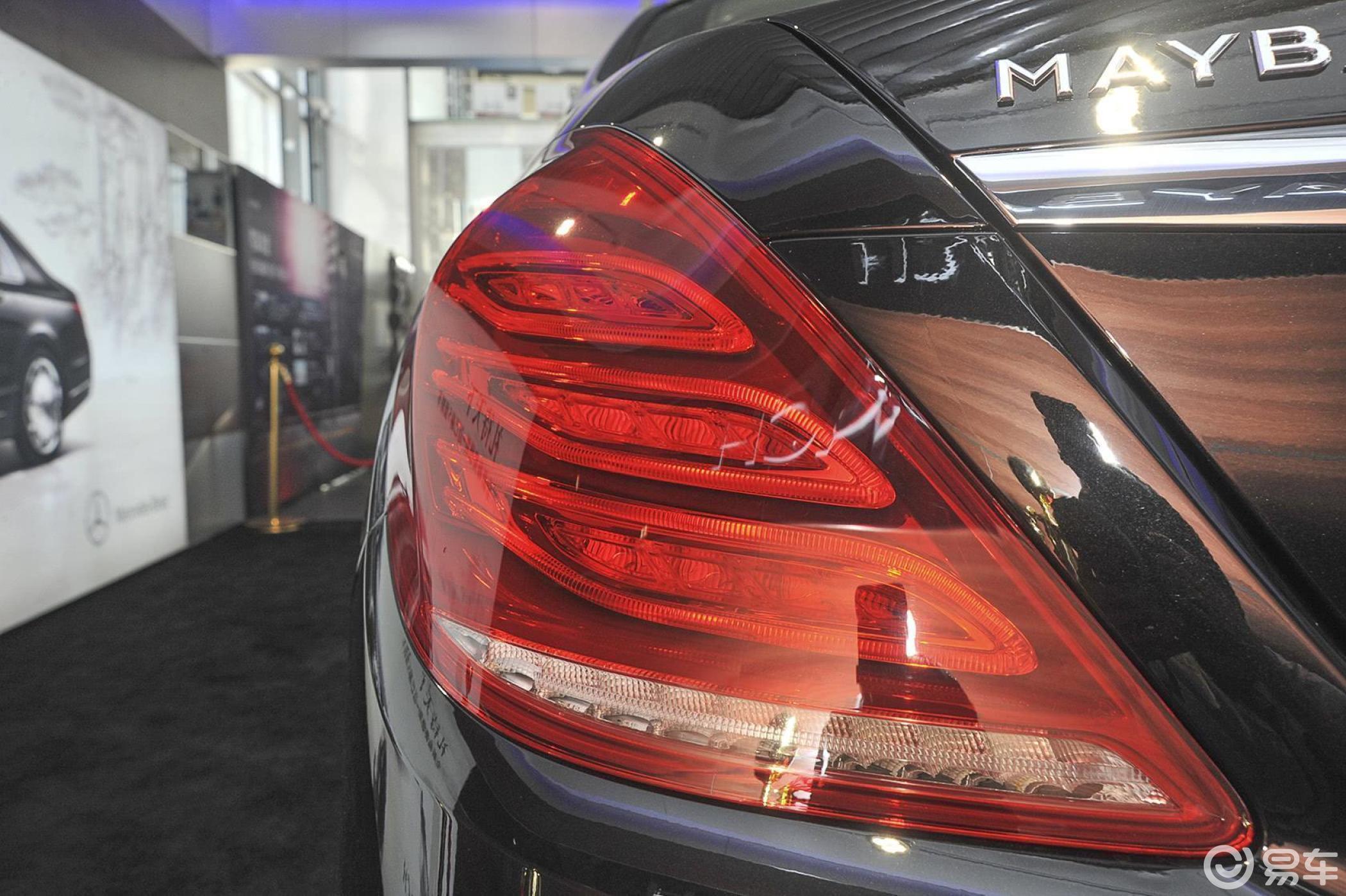 【迈巴赫s级2015款400 4matic尾灯侧45度俯拍汽车图片-汽车图片大全】