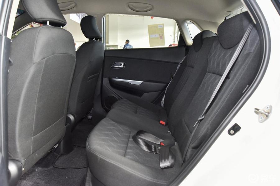 起亚k2两厢 后排空间图