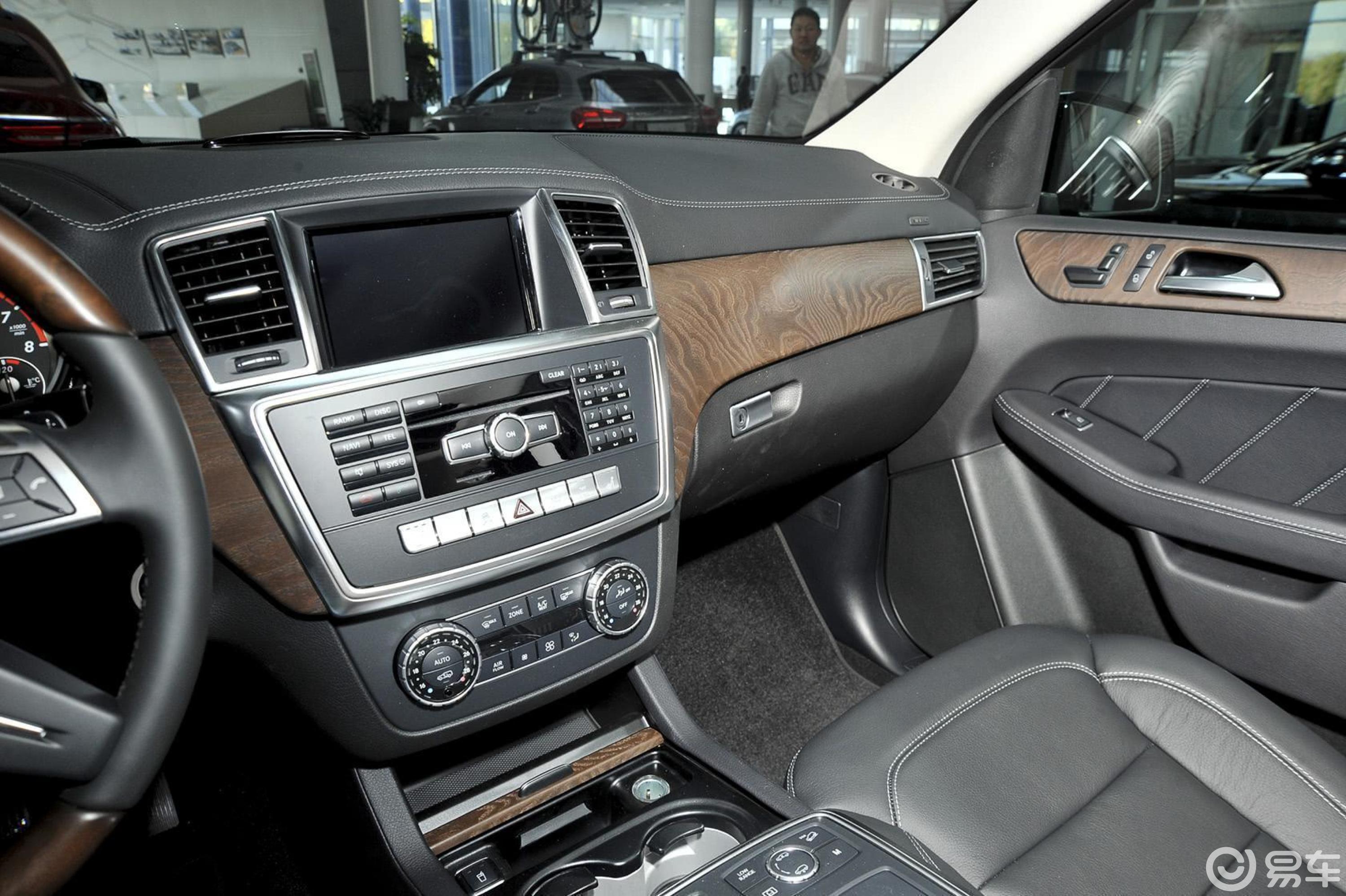 【奔驰gl级2014款400 4matic 豪华型中控台驾驶员方向汽车图片-汽车