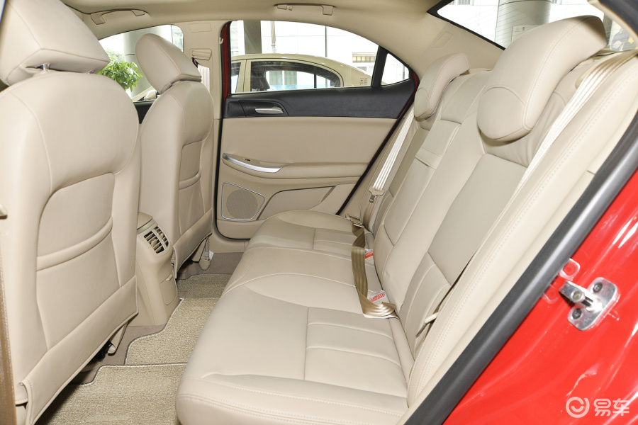 荣威550 后排空间图