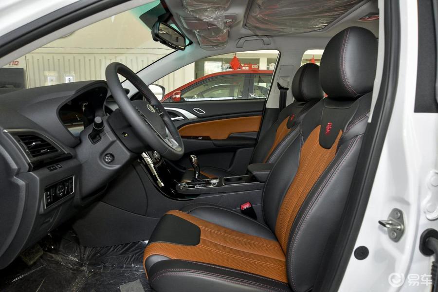 比亚迪秦 前排空间图