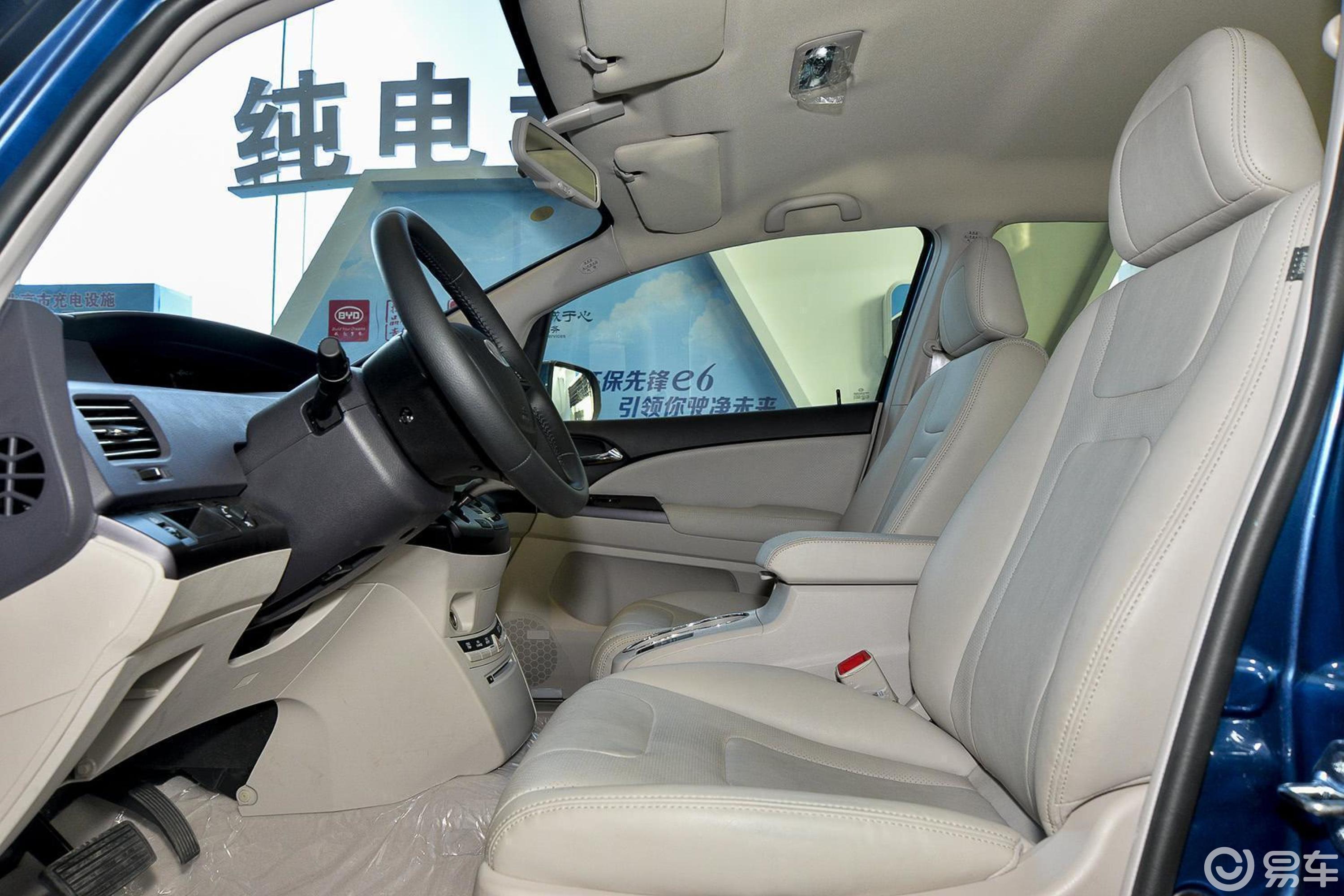 【比亚迪e62016款400 精英版前排空间汽车图片-汽车图片大全】-易车