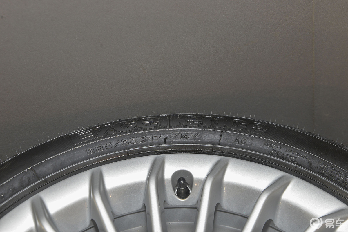 【奥迪a4l2016款35 tfsi 自动 标准型 典藏版轮胎规格汽车图片-汽车