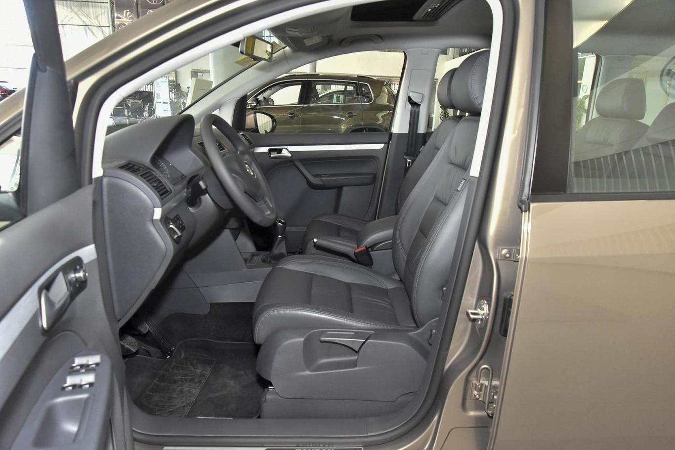 途安1.4tsi 手动 5座 舒适版前排空间