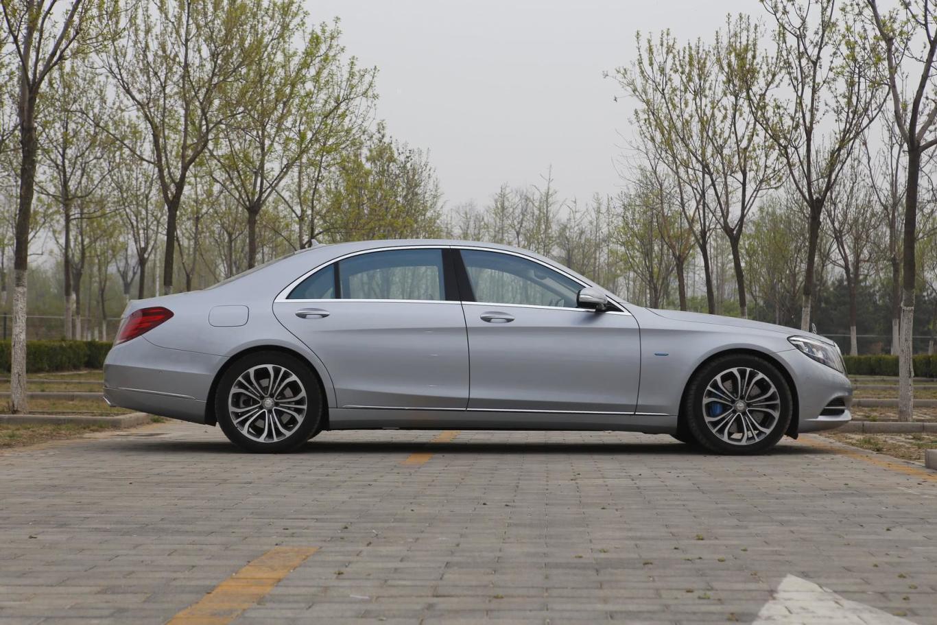 奔驰s级500 el正侧车头向右水平