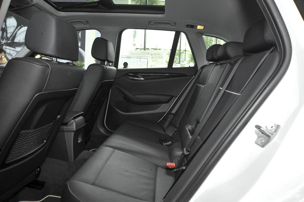 【宝马x12014款sdrive18i x设计套装后排空间体验汽车图片-汽车图片