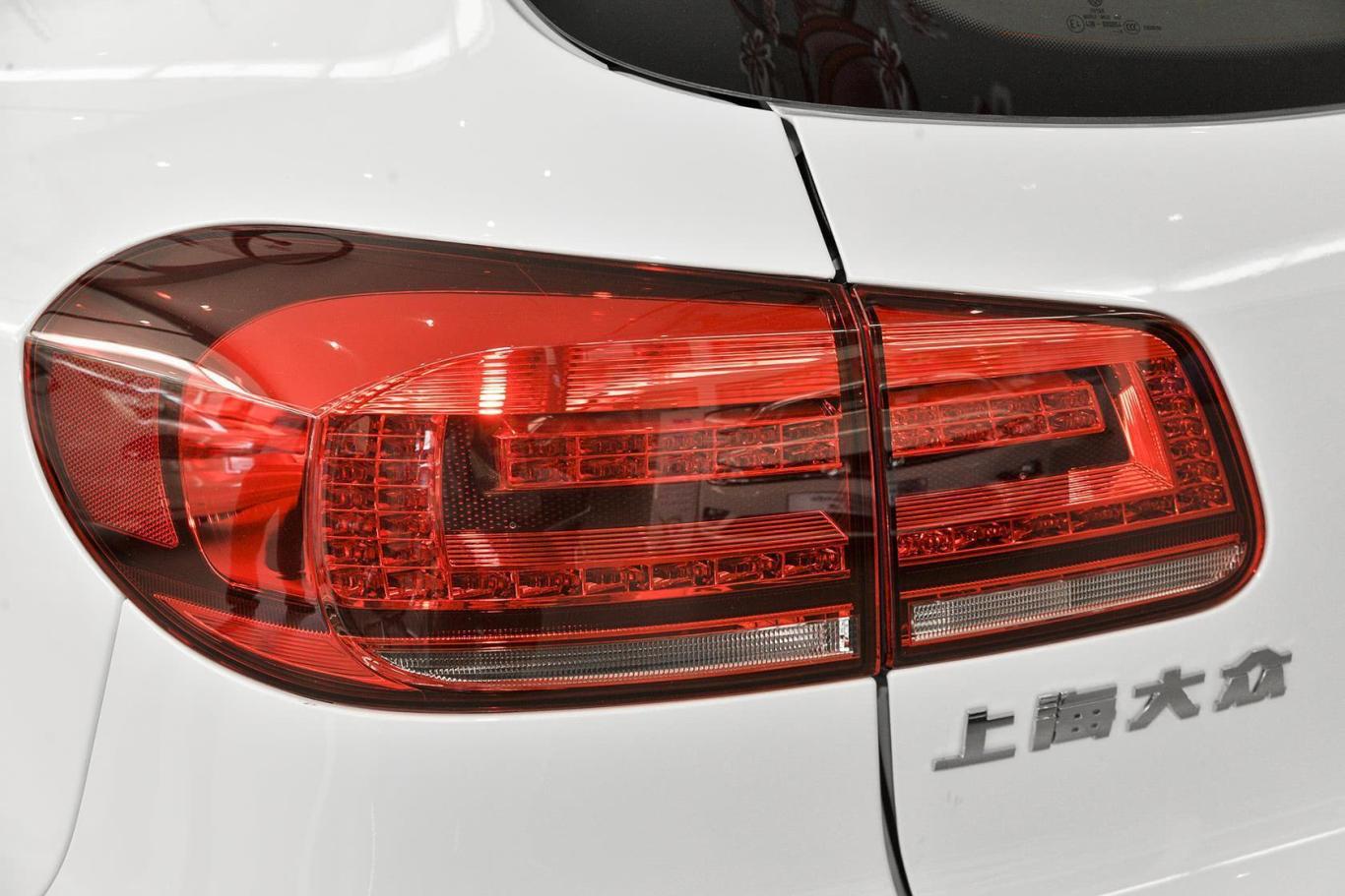 途观300tsi 手自一体 四驱 豪华版尾灯侧45度俯拍