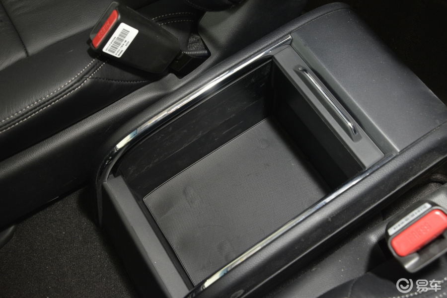 本田艾力绅 前排中央扶手箱空间图