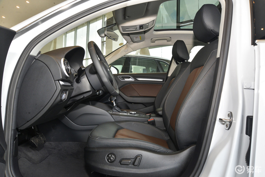 【奥迪a32016款sportback 40tfsi 风尚型前排空间汽车图片-汽车图片