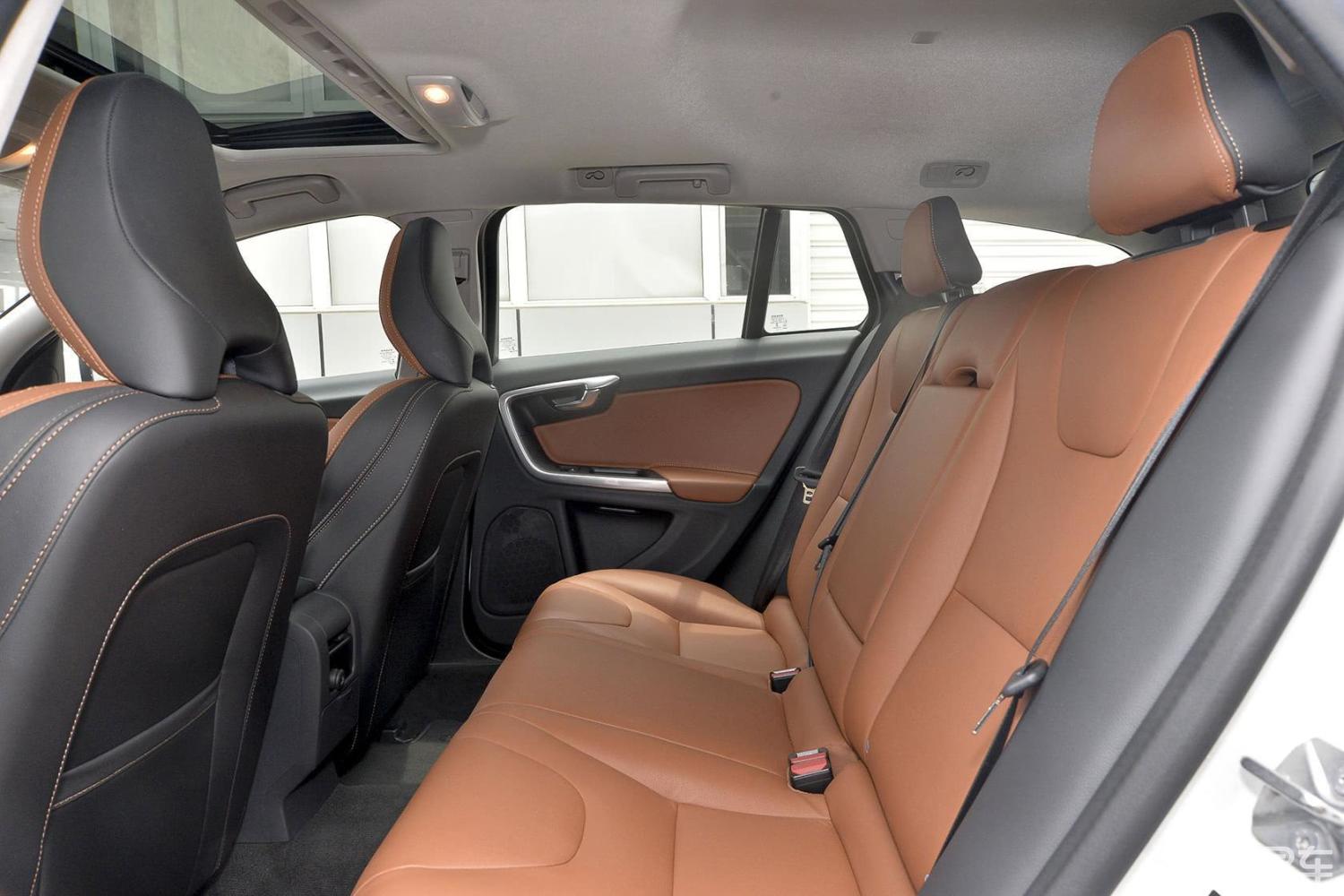 【沃尔沃v602016款t5 智雅版后排空间体验汽车图片-汽车图片大全】