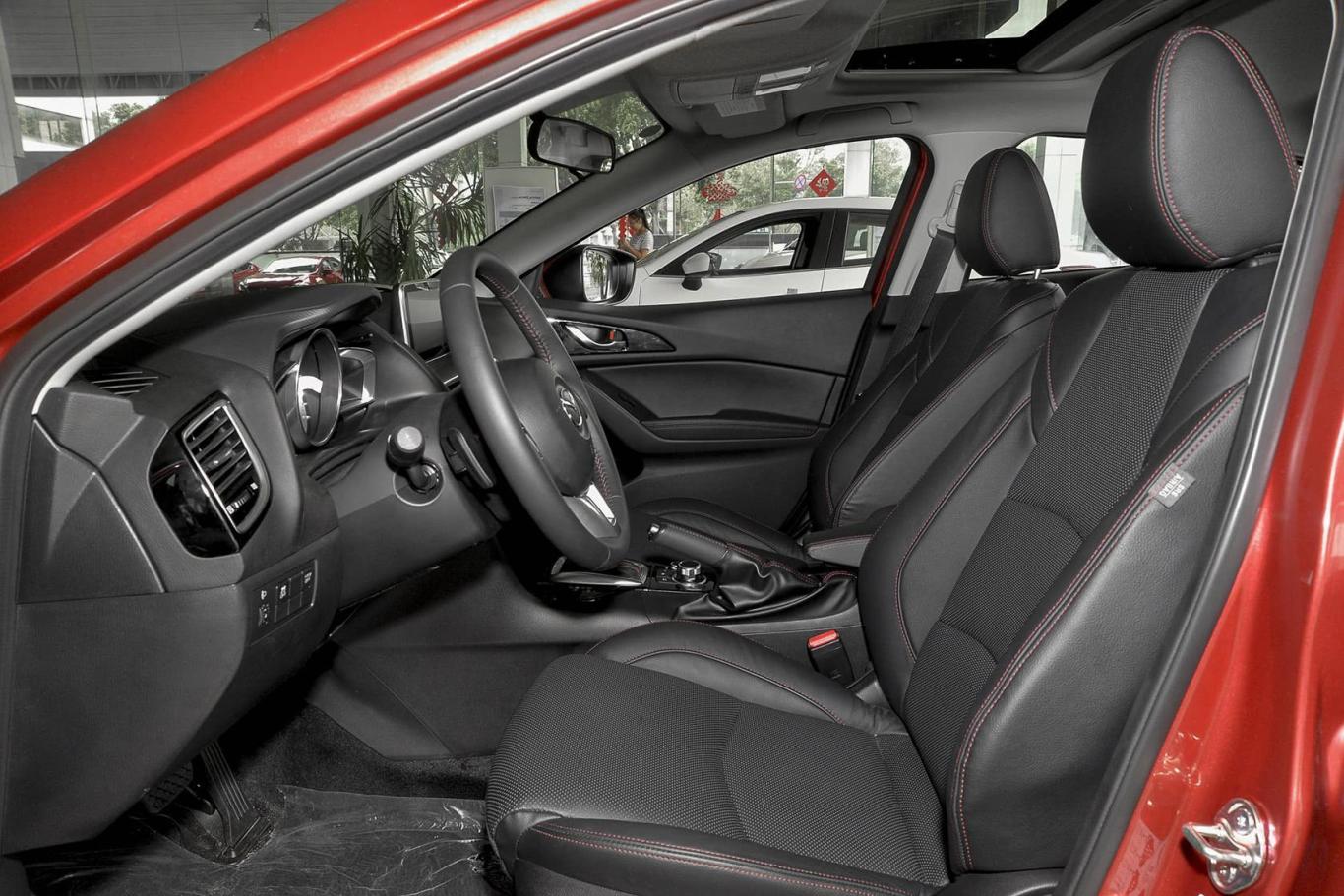 马自达3 昂克赛拉三厢 2.0l 自动 运动型前排空间