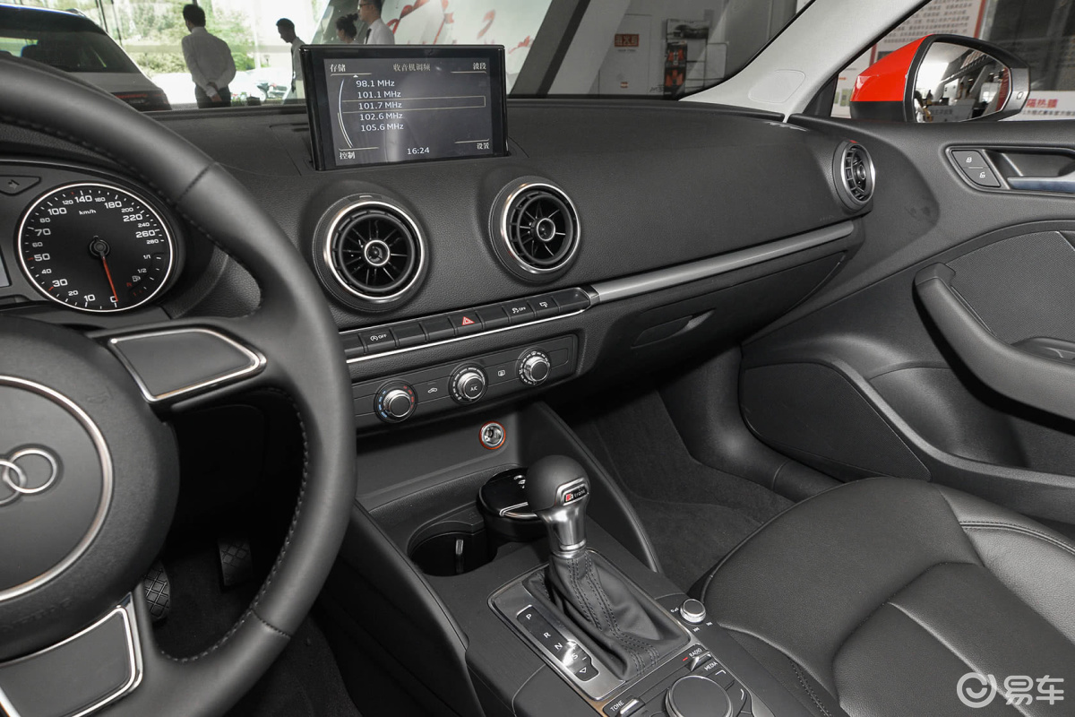 【奥迪a32016款limousine 35tfsi 进取型中控台驾驶员方向汽车图片