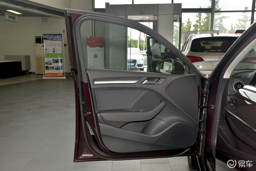 【奥迪a32016款sportback 35tfsi 进取型驾驶员侧车门内门板汽车图片