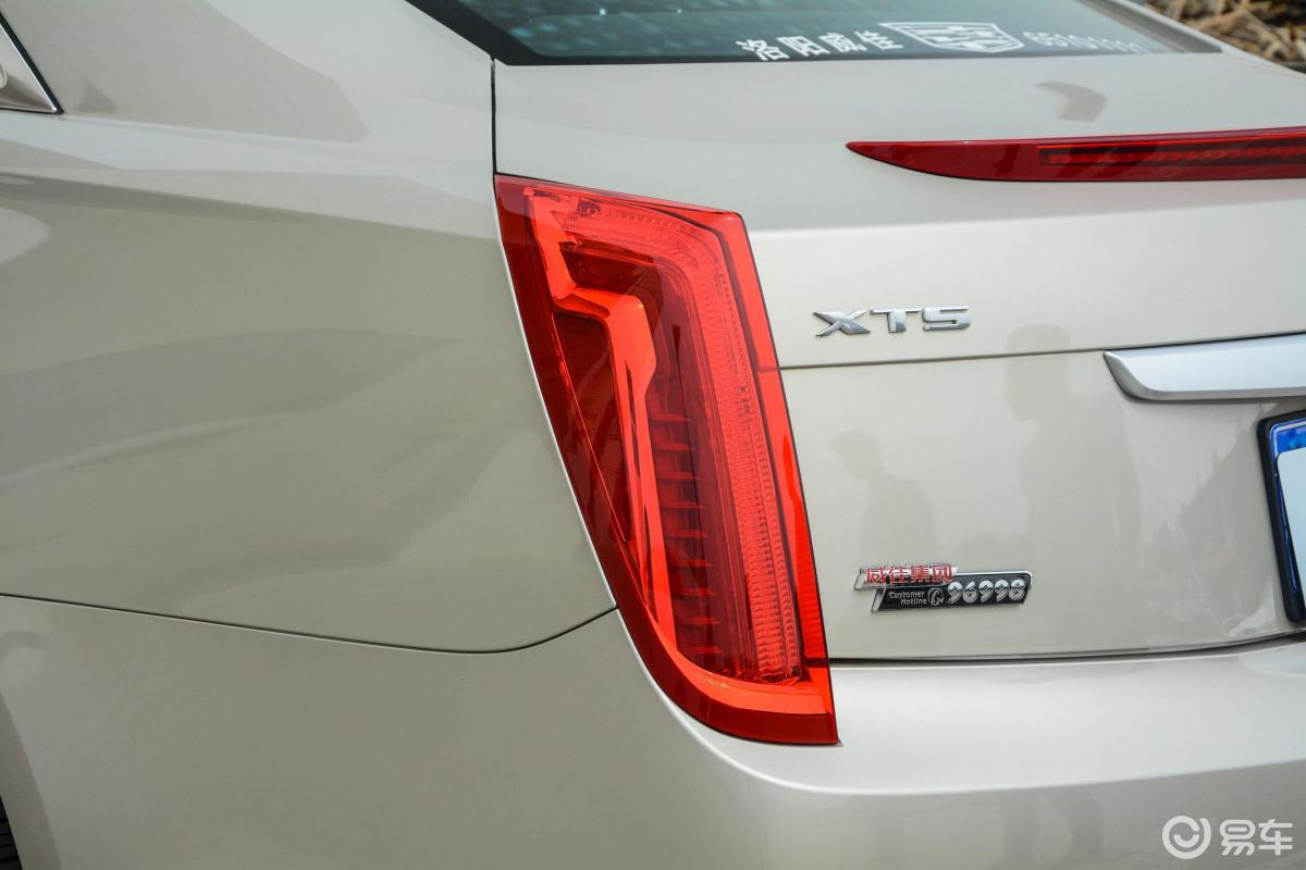 【凯迪拉克xts2016款28t 豪华型尾灯侧45度俯拍汽车图片-汽车图片大全