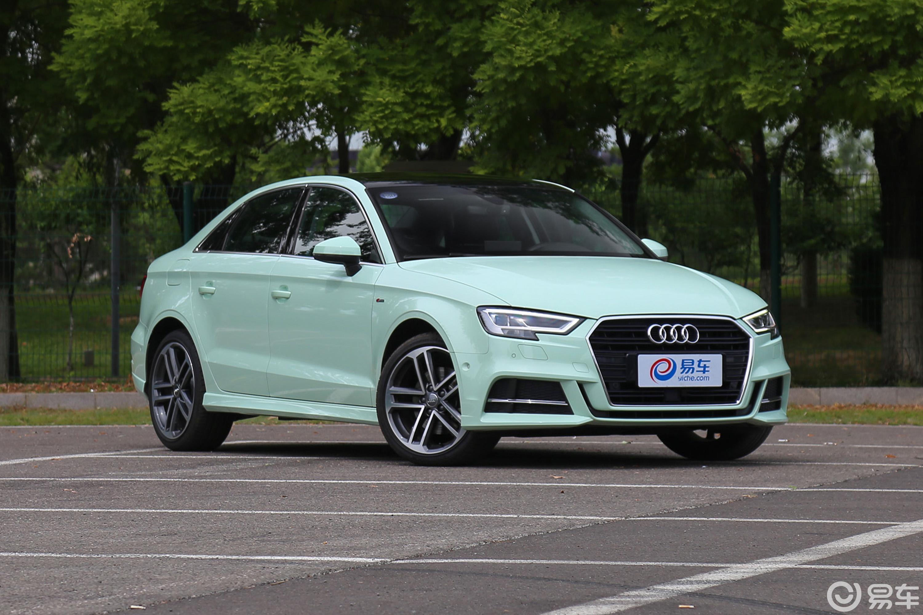 【奥迪a32017款limousine 40tfsi 运动版侧前45度车头向右水平汽车