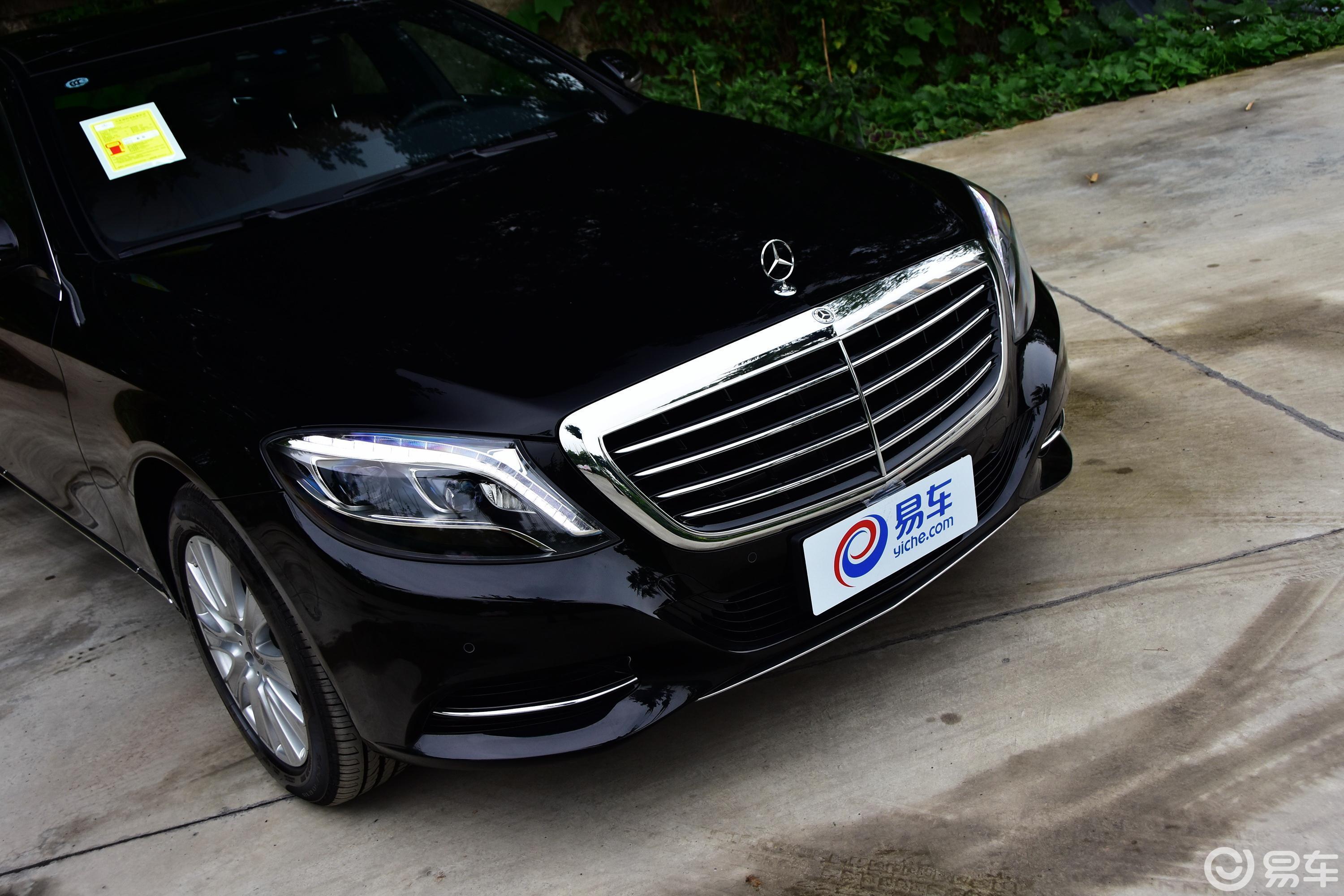 【奔驰s级2017款s 320 l 商务版前格栅侧俯拍汽车图片-汽车图片大全】